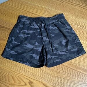 Athleta camo womens stretchy athletic shorts